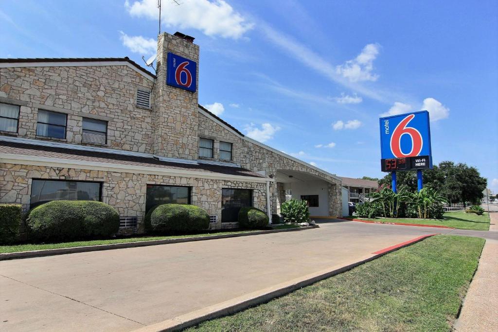 Motel 6 Austin TX - Central Downtown UT Main image 1